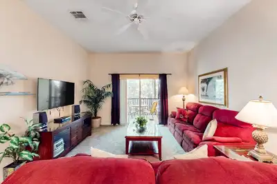 Image de 2nd floor condo near theme parks, restaurant, basketball court, balcony, gym
