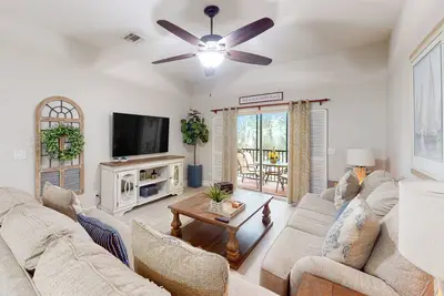 Image de 2nd floor condo w/ gym, near theme parks, shared pools, balcony, tennis court