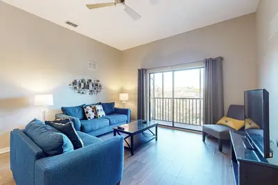Image de 5th floor condo w/ balcony, shared pools, sauna, hot tub, gym, near theme parks
