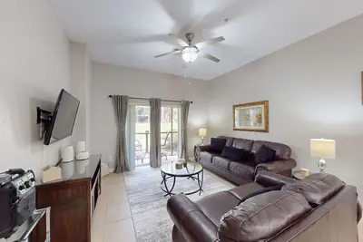 Image de Snowbird-friendly condo with pools, hot tub, restaurant, sauna, patio, & gym