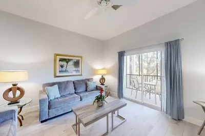 Image de 2nd floor condo w/ pools, balcony, basketball/tennis courts, near theme parks