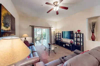 Image de 1st-floor condo with patio, basketball court, dining & sauna - near theme parks