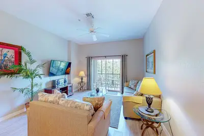 Image de 3rd-floor condo with sauna, balcony, pools, tennis court, & gym