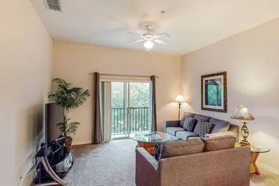 Image de Third floor condo w/ tennis court, balcony, & basketball court - near theme park