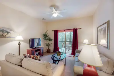Image de 2nd floor condo w/ restaurant, sauna, shared pools, gym, balcony