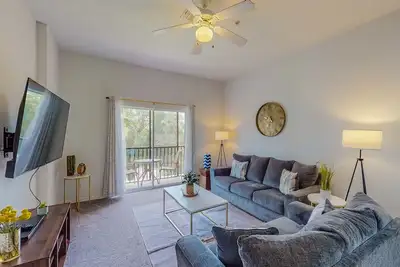 Image de 2nd-floor condo with balcony, sauna, basketball court, on-site restaurant & pool