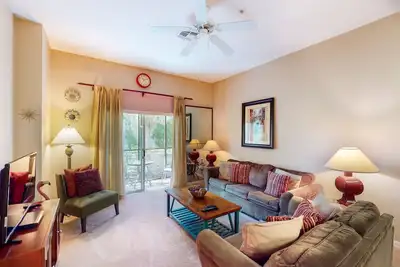 Image de 1st floor condo w/ basketball court, sauna, restaurant, patio, gym