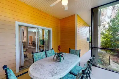 Image de 1st floor condo w/ gym, restaurant, sauna, tennis court, limited-mobility access