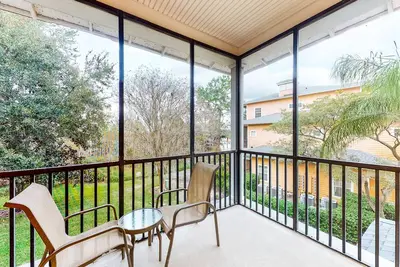 Image de 2nd floor condo w/ basketball court, restaurant, balcony, gym, near theme parks
