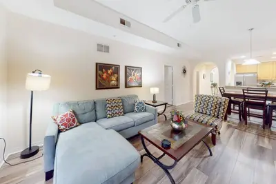 Image de 2nd floor condo w/ hot tub, balcony, gym, sauna, pools, near theme parks