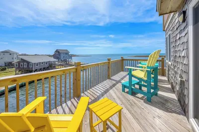Image de Summer Savings - Soundfront Home with Hot tub, Game Room, Boat Dock, and Kayaks