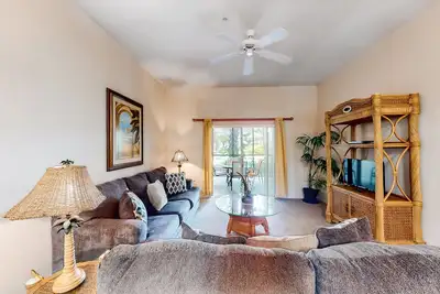 Image de First-floor condo w/ restaurant, near theme parks, basketball court, pools