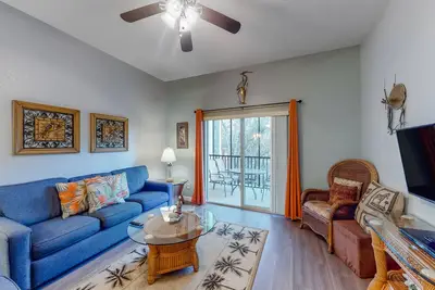Image de 2nd floor condo w/ basketball court, balcony, restaurant, near theme parks