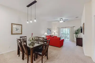 Image de 2nd floor condo w/ basketball court, near theme parks, sauna, gym, balcony
