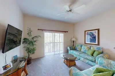 Image de 3rd floor condo w/ restaurant, balcony, pools, basketball court, tennis court