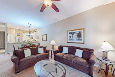 Image de 2nd floor condo w/ basketball court, sauna, tennis court, balcony, shared pools