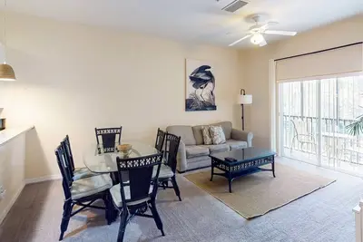 Image de 2nd floor condo w/ tennis court, basketball court, balcony, gym, sauna