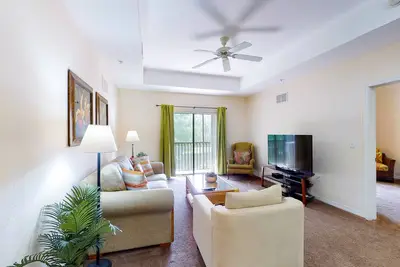 Image de 2nd-floor condo near theme parks - pool access, hot tub, gym, balcony & sauna