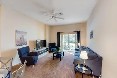 Image de Magical-themed condo near amusement parks with pool, hot tub, & fitness room