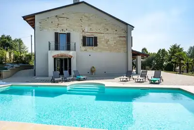 Image de Belle maison de vacances privée avec piscine privée, climatisation, Wifi, Tv, terrasse, parking