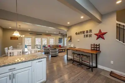 Image de Gather Inn: Lake Area, Hot Tub, Fireplace, Fire Pit!