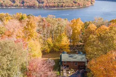 Image de Stylish Lakeview Cabin w/ Pool Table & Hot Tub