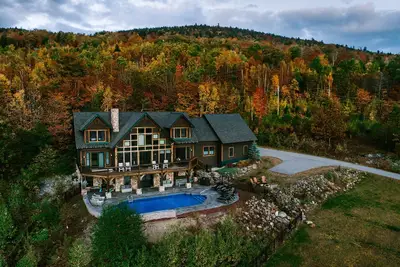 Image de Stunning views, luxurious home, hot tub, garage, games