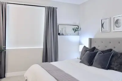 Image de The Lunar Suite - King Bed - Designer Apt - Modern Bldg - Near Choc
