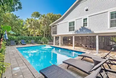 Image de Near beach. . . Wade On In (Previously On the Wiles Side) Captiva Island Pool Home