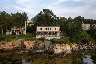 Image de Evergreen cottage 5' from the water with private beach.
