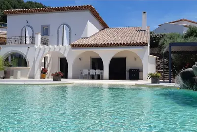 Image de Villa d'architecte avec piscine et jacuzzi vue mer