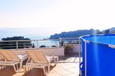 Image de Four bedded room with private sea view balcony