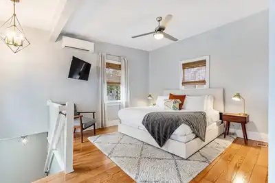 Image de Spacious and Quiet One Block off King Street