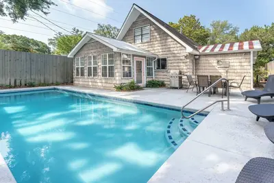 Image de Private Pool, Sunroom, Walk to East Beach! Beach Gear