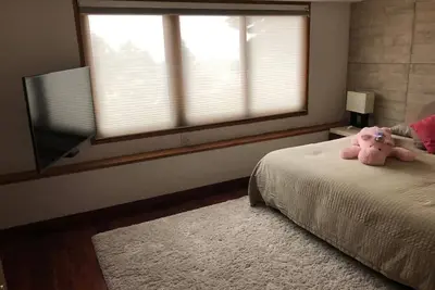 Image de Comfortable Bedroom 1, King size bed, private bathroom and Smart Tv 50\"