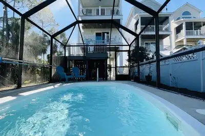 Image de Stay Salty~ Pool, Gorgeous Bay Views, In Town Center & Golf Cart Friendly Area.