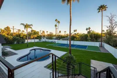 Relaxing family neighborhood in multi million dollar home