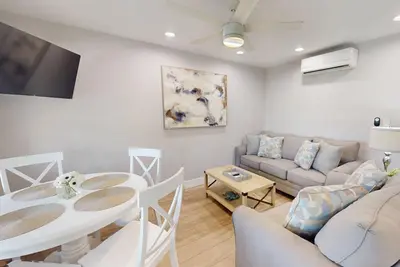 Image de Remodeled Florida Beach Cottage with Private Patio Area. Relax at the Pool. Walk Over to the Beach.