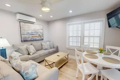 Image de Walk to Beach & Johns Pass Village! Community Heated Pool ~ Private Patio ~ Free Parking & Amenities