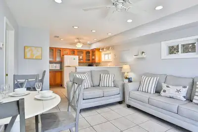 Image de Private Cottage with Large Patio Area. Great Family Location. Pool, Water Toys, and Bikes!