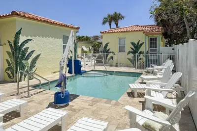 Image de Walk to Beach & Johns Pass Village ~ Heated Community Pool ~ Bikes ~ Paddle Boards/Kayaks