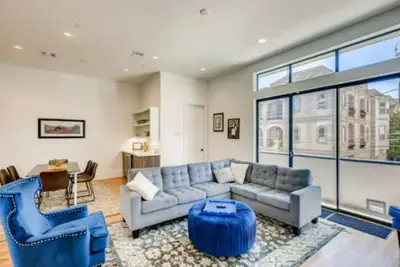 Image de Two 4-Story Homes / Near Downtown / 8 Bdrms / For Groups