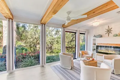Image de Exquisite Lagoon Villa Only 8-Minute Walk To Beach!