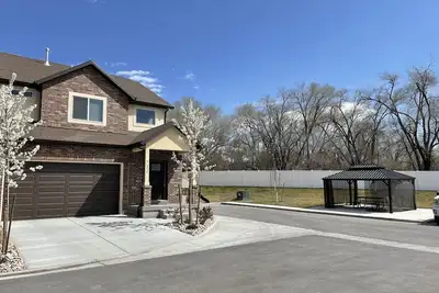 Image de Secluded townhome midway between downtown & skiing; min from shops, & dining