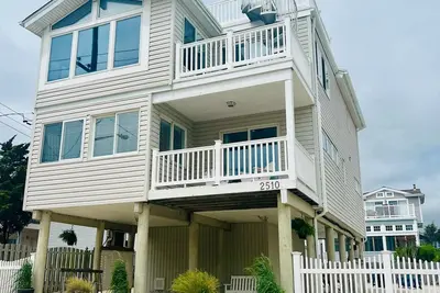 Image de September Openings! 1 house off Beach, 3 Decks with Ocean & Bay Views