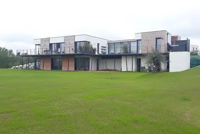 Image de Belle Villa moderne avec accès direct au lac. Terrasses, piscine et spa.