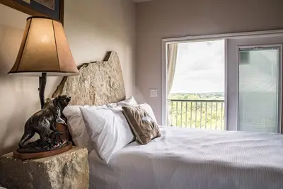 Image de Summer Price Drops! Ask about free night! on the Guadalupe River in Gruene!