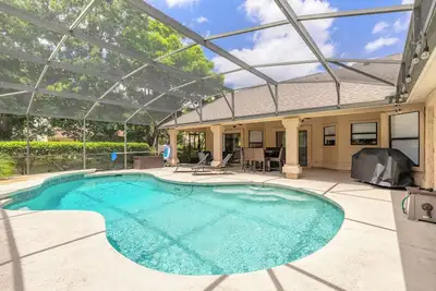 Image de Gorgeous 4 Bedroom Pool Home within Spruce Creek Fly-In, live 24 hr security