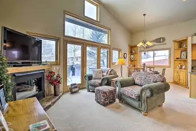 Image de 10 Mi to Breckenridge: Townhome w/ Hot Tub & Deck!