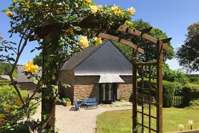 Image de Alice cottage - charmant gîte breton avec piscine partagée et jardin privé